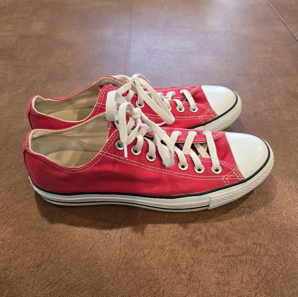Mens 9, Womens 11 Red Converse Low Top Shoes Sneakers Unisex - Picture 2 of 7